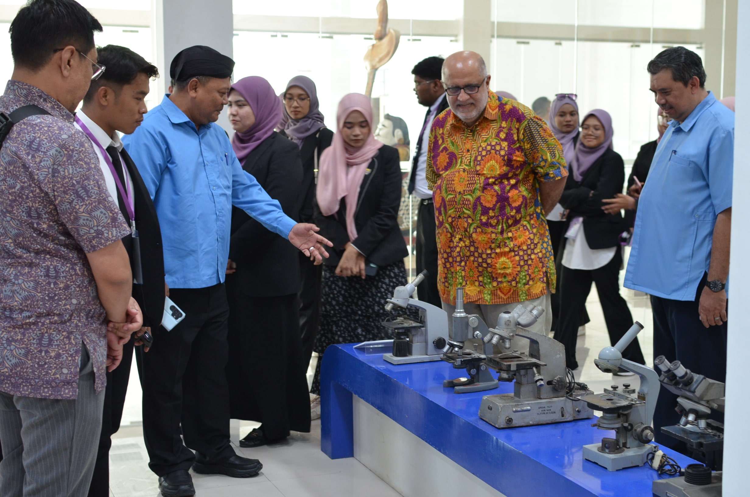 Kunjungan Universiti Malaya ke Museum UNS